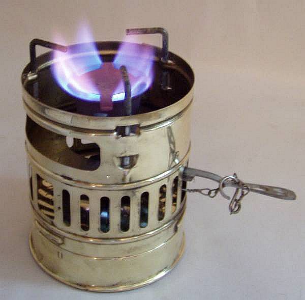 Campingkocher Svea 123R mit sichtbarer Flamme
