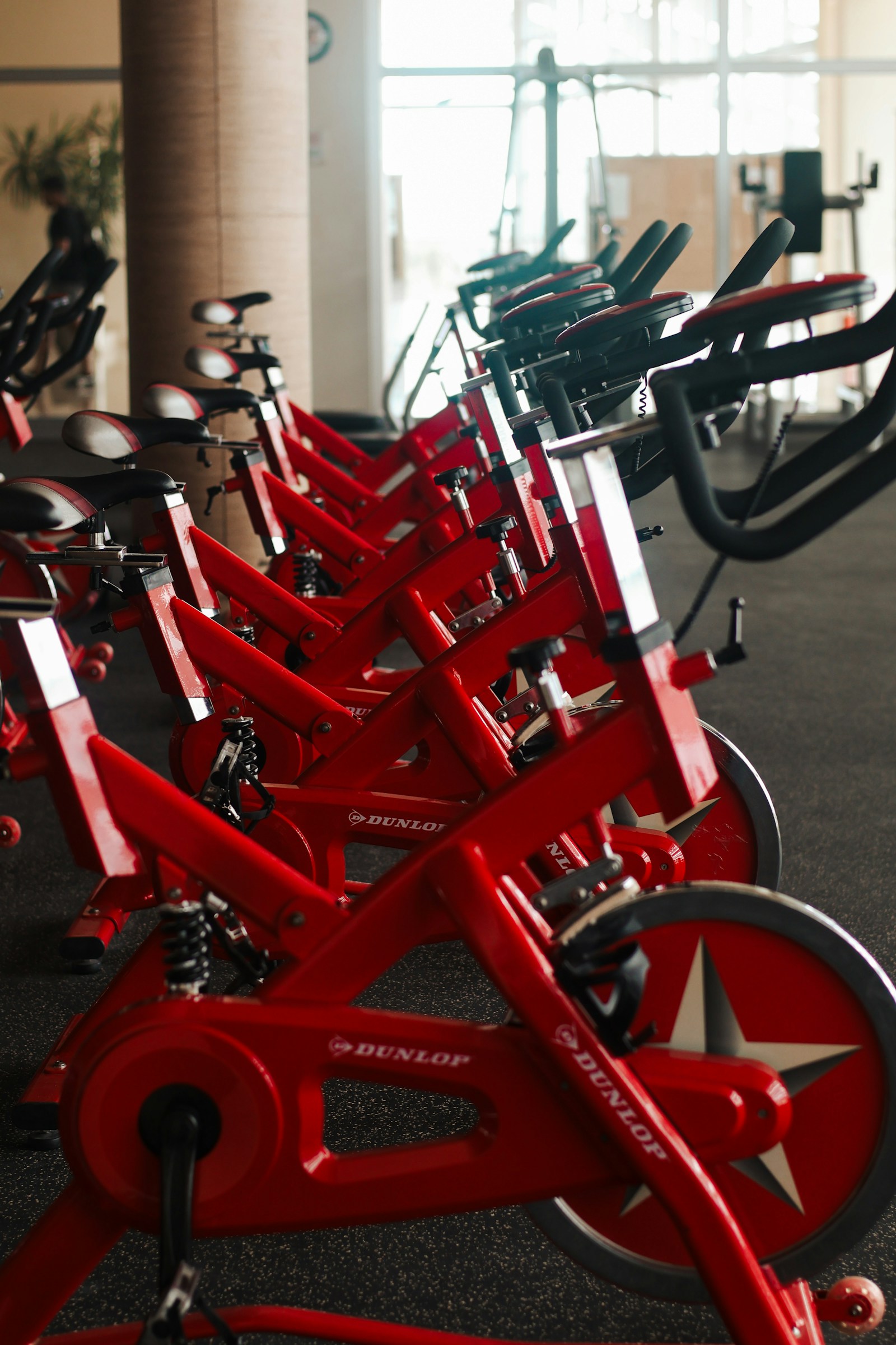 Rote stationäre Fahrräder in einem Fitnessstudio.